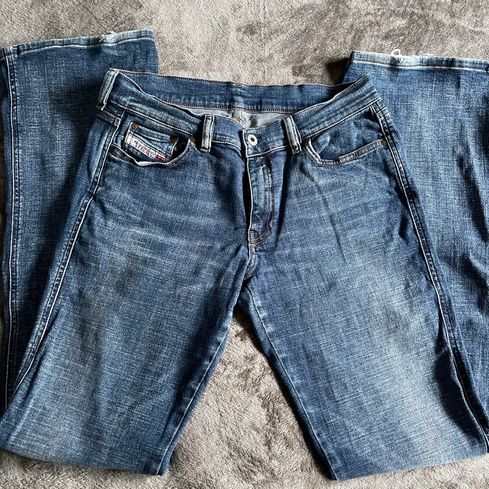 Säljer nu dessa assnygga jeans från Diesel som min mamma köpte när hon var ung, jättefint begagnat skick. Köparen står för frakt 🫶. Jeans & Byxor.