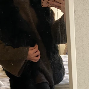 faux fur väst - skön och fin faux fur väst, funkar både vardagligt och till mer festliga sammanhang! Säljer för 250kr + frakt