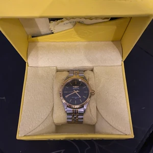 Invicta klocka - En jätte fint invicta klocka som jag säljer för den inte kommer till användning ny sick . Allt på bilden ingår