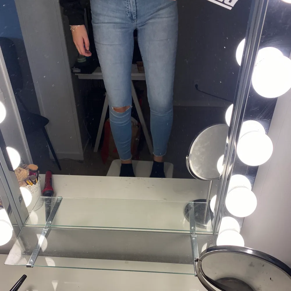 Jeans ifrån only, storleken är M 32, men skulle mer säga att det är S. Jag själv bär 36/38 i jeans och är 165cm dessa passar mig. . Jeans & Byxor.