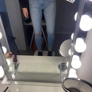Jeans ifrån only, storleken är M 32, men skulle mer säga att det är S. Jag själv bär 36/38 i jeans och är 165cm dessa passar mig. 