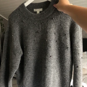 Stickad tröja - Mysig å mjuk grå stickad tröja ifrån H&M. Endast använd 1 gång, storleken är Xs men funkar från xs-m. Köparen står alltid för frakten, postbevis skickas alltid🫶🏼nypris: 249