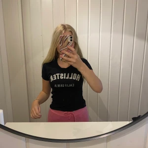 T-shirt - T-shirt från Hollister, storlek xs 50kr