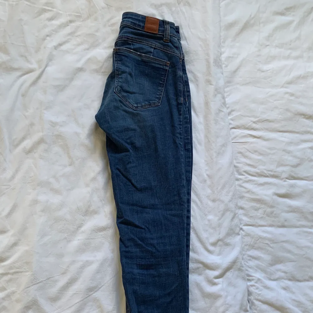 Snygga lågmidjade jeans från bershka. . Jeans & Byxor.