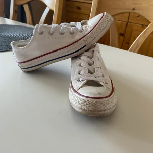 Converse - Säljer mina vita converse i storlek 36,5. De är i använt skick!