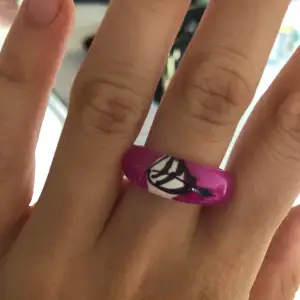 Cool ring! Frakten kostar mindre då det går att skicka i vanligt brev😋