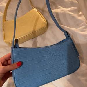Super fin blå väska från h&m, knappt använd. 💙