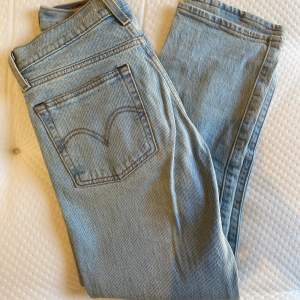Levis jeans, knappt använda och super fina☺️ Köpta för 1200kr säljer för 500 ink frakt 