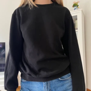 Svart sweatshirt  - Vanlig svart sweatshirt  
