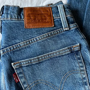 Levis Jeans - Säljer mina Levis Ribcage straight jeans pga för små för mig. Nypris 1300, säljer för 300+frakt, jättebra skick 💕 TRYCK INTE PÅ KÖP NU!