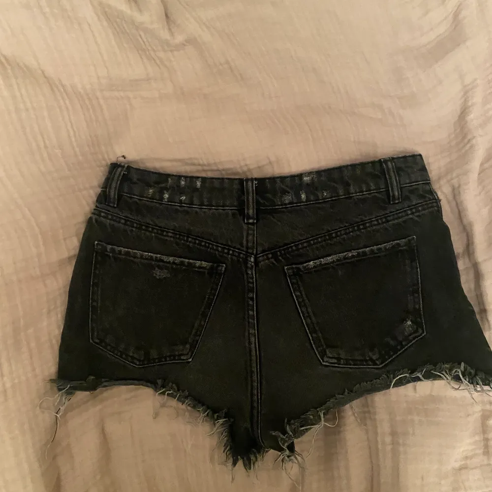 Ett par jätte nice jeansshorts som jag har använt väldigt mycket men dem är tyvärr lite spå för mig. Dme är i storlek 38. Shorts.