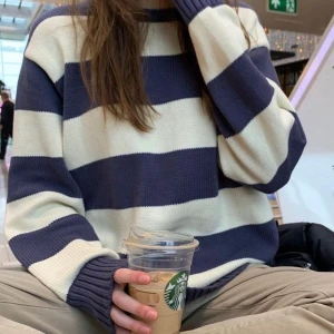 Brandy Melville brianna shirt💕💕 - Populära Brandy Melville brianna tröjan i nyskick🤍🤍 jätte mysig och perfekt till hösten och vintern  300kr + frakt sista bilden är min