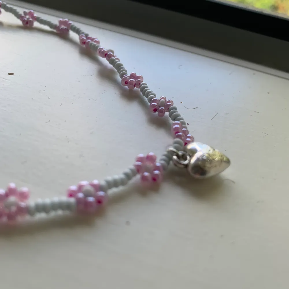 Jättefint pärhalsband som jag gjort skälv. 49kr ☆ .ೃ࿔*:･★ Har dock inte ett till sånt hjärta så bara första köparen får med hjärta ☆ . Accessoarer.