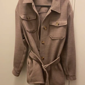 Höst jacka - Fin höst jacka från Vero Moda, storlek S! Knappt använd, köparen står för frakten (frakten är 111kr)