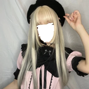 Blond syntetisk peruk - Sparsamt använd peruk från Unzzy. Säljer då den ej används och jag har alldeles för många peruker. Original pris är 350kr