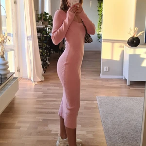 Na-kd ribbad klänning - Rosa ribbad midiklänning från Nakd. Använd endast 1 gång i storlek xxs. Passar även som en xs/s då jag själv är det vanligtvis. Har även en likadan i grön om det skulle bli stort intresse för den.