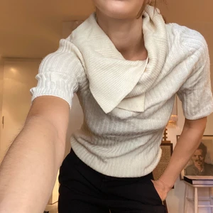 Stickat från Ganni  - Cremevit stickad kort ärm. Storlek S. Ganni 