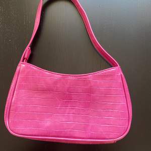 Säljer en rosa väska, använd fåtal gånger💗 köpt second hand och är i toppenskick!