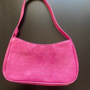 Rosa väska💗 - Säljer en rosa väska, använd fåtal gånger💗 köpt second hand och är i toppenskick!