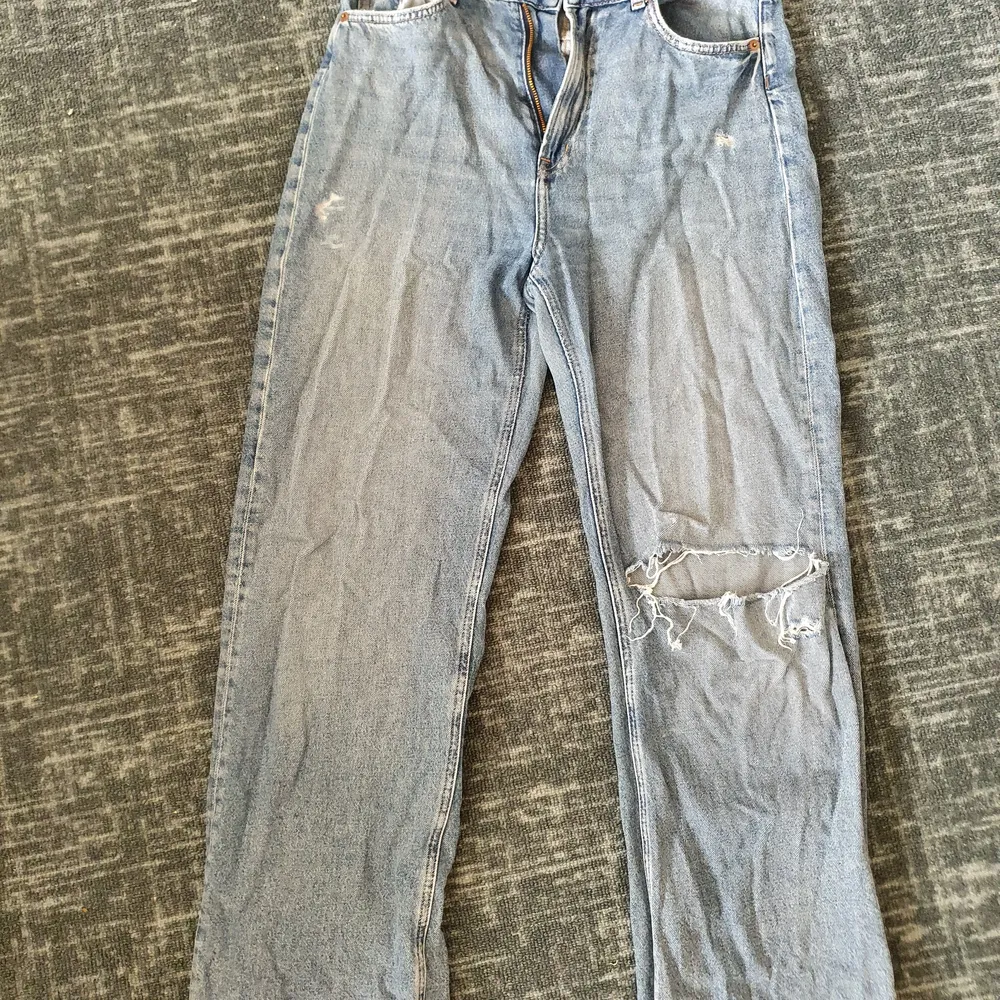 Ett par utsvängda jeans från hm ,använda ett fåtal gånger. Jeans & Byxor.