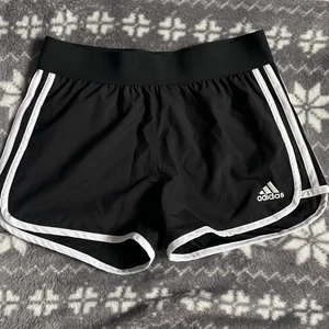 Adidas shorts - Adidas-shorts i bra skick