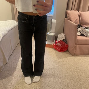 Acne jeans  - Ett par så snygga Acne jeans !! Typ straight/lite baggy/ flare modell. Så coola. Jag e 170 