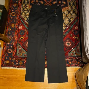 Burberry Loose/Flared Trousers - Trouser från Burberry Golf. Nyskick i princip 👍Måtten är ungefär 32x34. Gjorda i bomull. Köpta via secondhand så vet inte exakt vilken modell det är men nypris ligger på 4000-7000 kr.