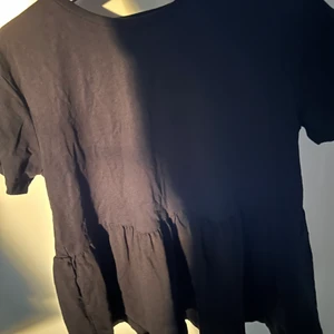 Svart kjoltröja  - Säljer denna tröjan från lager 157. Den är i strlk S men är väldigt stor i strln så den är som M. Köpte den i vintras men eftersom den är förstor så har den inte använts mer än en gång. Hör av dig om betalning osv. Finns inte att köpa ute längre.