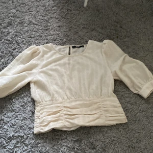 Gullig tröja puffiga ärmar  - Tröjan är i bra skick. Inga fel på den. Har sällan använts. Storlek M