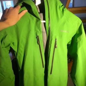 Norröna Trollveggen Gore-Tex Light Pro - Norrøna Trollveggen Gore-Tex Light Pro ger enormt mycket jacka för pengarna. Jackan är lätt, bekväm passform som tillåter extra kläder under, relativt lång så att den täcker rumpan, bra med fickor och luftalternativ, samt att den är lätt.