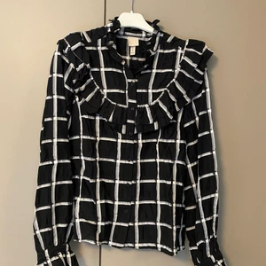 Blus från hm  - I nyskick. Storlek 38 