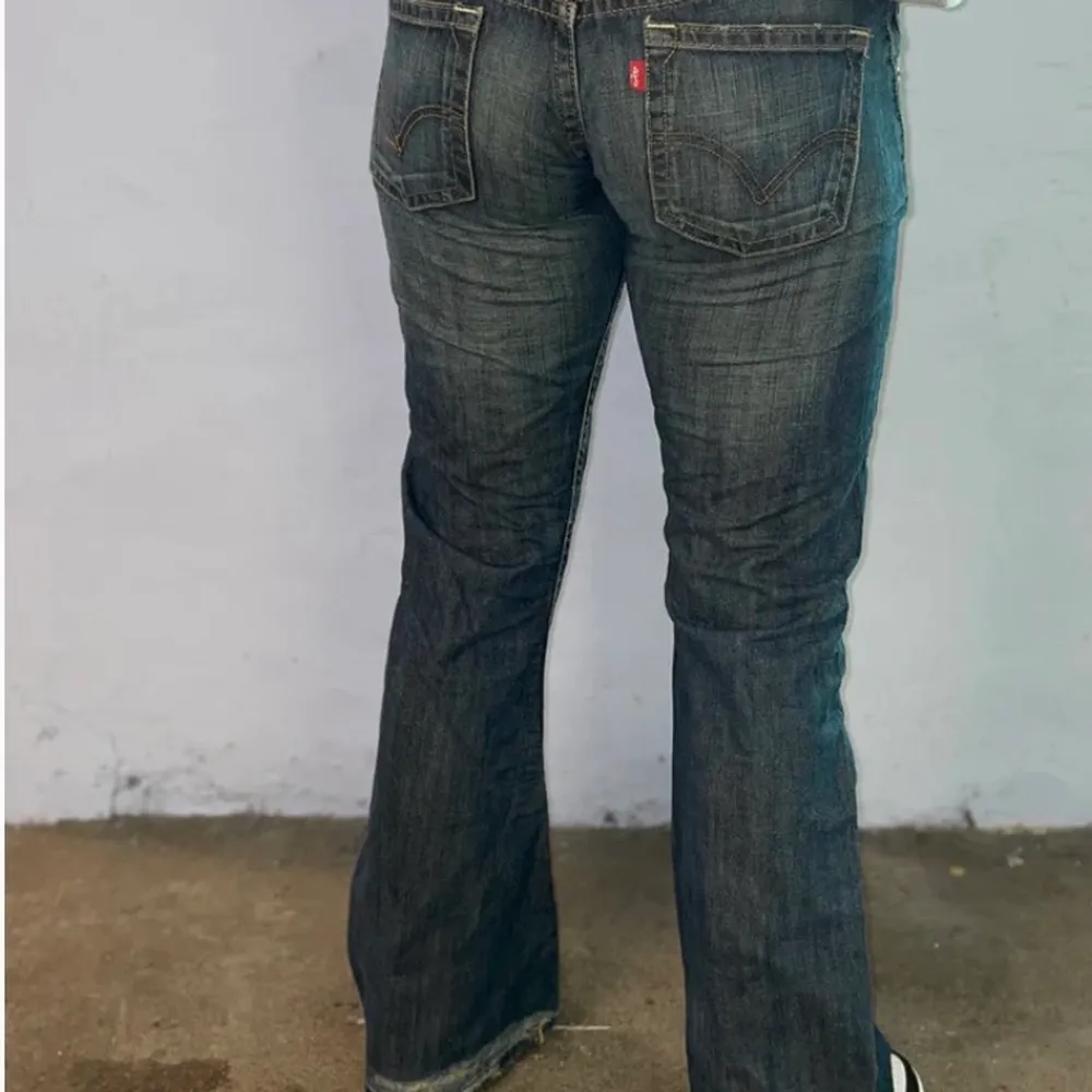 Säljer dessa as snygga low waist levisjeanen från ”vintagekläder”. Säljer då de var lite för stora.  (Tryck inte på köp direkt), (bilden är lånad från deras hemsida). Jeans & Byxor.