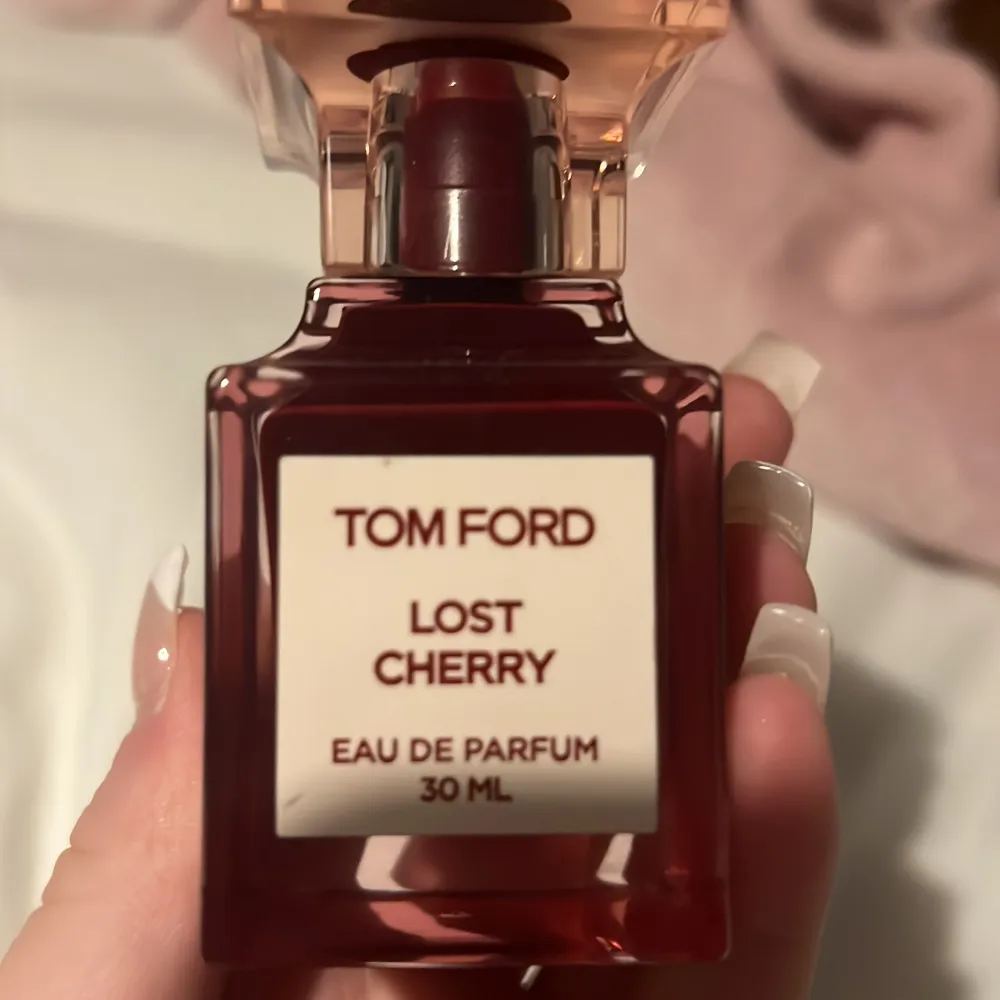 Parfym från tom Ford som luktar cherry som den säger. Men samtidigt mörk doft. Luktar väldigt gott men knappt använt den. . Parfym.