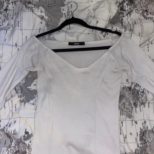 Långärmad vit tröja, stl Xs - Säljer min super fina tröja från Bikbok i storlek Xs. Öppna axlar och har använt den 2 gånger. Ordinarie pris är 279kr men jag säljer den för 100kr inklusive frakt på 39kr vilket blir 139kr.