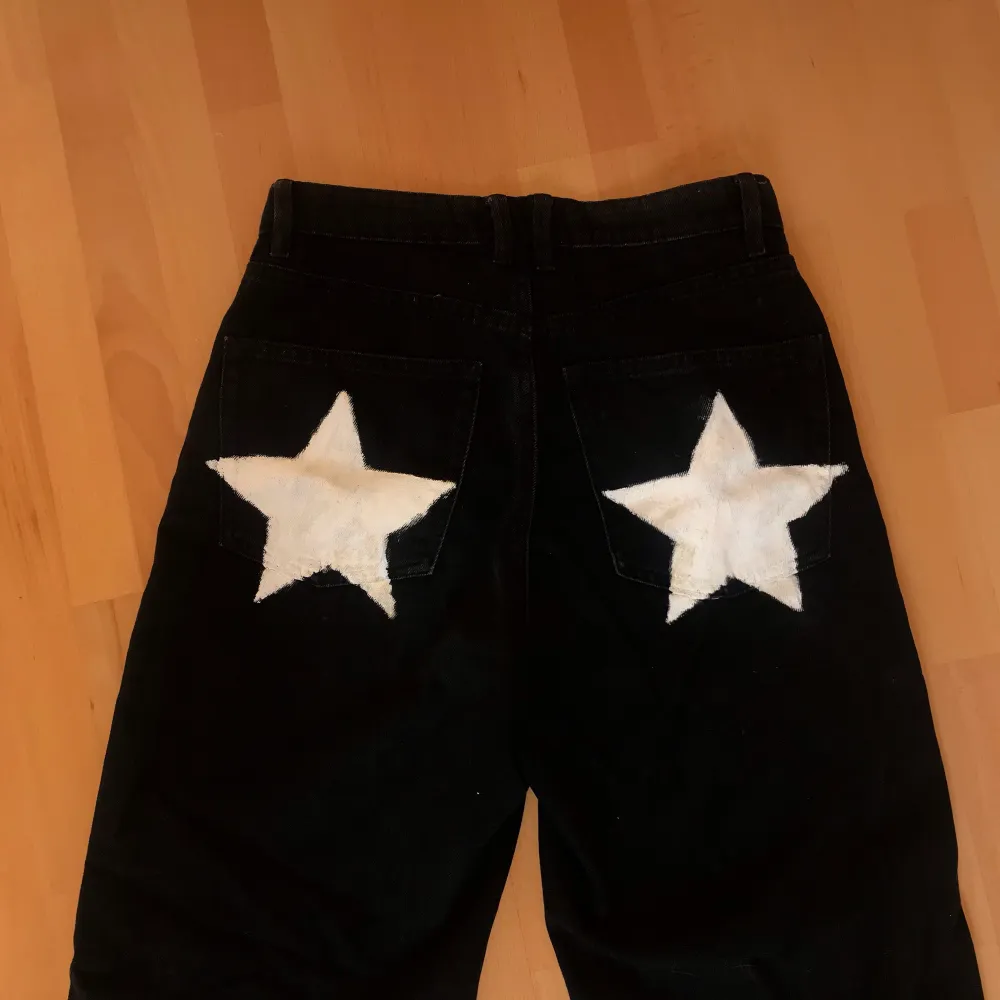 Svarta breda jeans med handmålade stjärnor på rumpan💫🔥💕 Färgen tål vanlig maskintvätt. Jeans & Byxor.