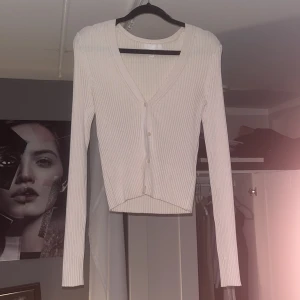 Vit kofta - Stickad tröja från h&m, använd en gång, precis som ny! Storlek S  Ordinarie pris är 250kr men jag säljer den för 150kr plus fraktkostnaden som är 59kr.