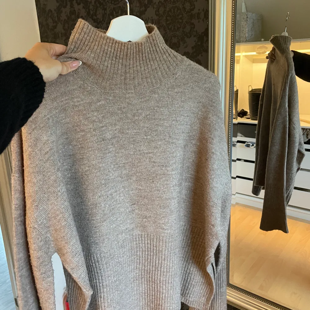 Stickad tröja från Gina, storlek s passar också XS-M. Säljer för att den inte används mer.. Neuleet.