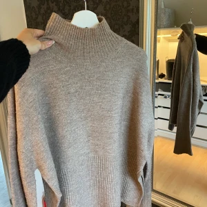 Stickad tröja - Stickad tröja från Gina, storlek s passar också XS-M. Säljer för att den inte används mer.