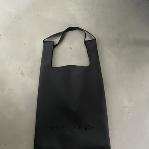 ALYX tote bag - INTE ÄKTA (därav priset)! Säljer denna ascoola väska, väldigt stor och får plats med dator, skolböcker m.m. Tjockt material.
