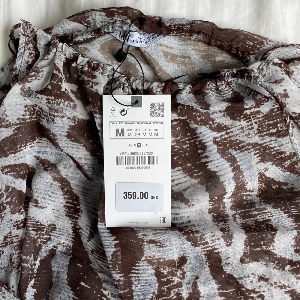 Säljer denna Zara blus då den tycärr inte kommit till användning. Helt oanvänd, prislapp fof på! Priset är exkluderat frakt❗️ Hör av er om ni har några frågor❤️🔥. Yläosat.