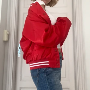 Varsity jacket - Så najs basebolljacka i rött silke, bra skick och toppen till hösten