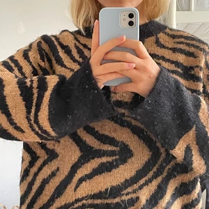 Stickad tröja - Supermysig och varm tröja som passar perfekt nu till hösten 🍁🧡 Storlek XS men skulle säga att den passar allt mellan XS-M