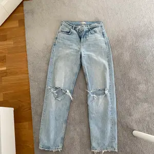 Ett par väldigt fina jeans från Gina trico i strl 34, dem är köpa 2020 och är använd cirka 10 ggr. Dem har ett litet stygn på knät men man ser nästan inte det, säljer dessa då jag har växt ur dem, nypris är 500 men jag säljer för 200kr💕 