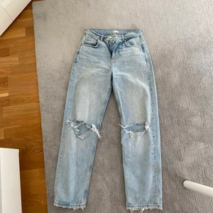 Gina trico jeans i strl 34 - Ett par väldigt fina jeans från Gina trico i strl 34, dem är köpa 2020 och är använd cirka 10 ggr. Dem har ett litet stygn på knät men man ser nästan inte det, säljer dessa då jag har växt ur dem, nypris är 500 men jag säljer för 200kr💕 