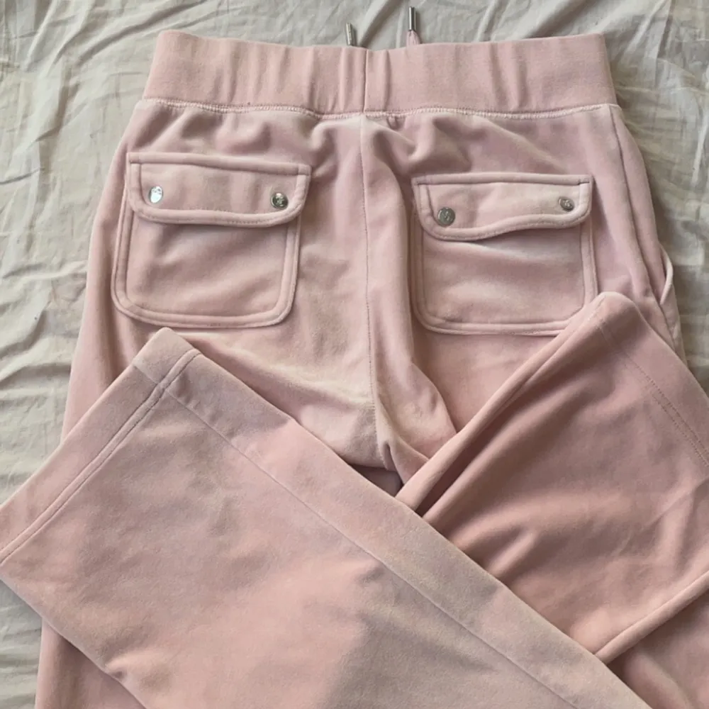Säljer dessa fina rosa juicy couture byxor i storlek XS, de är nyskick då jag inte använt de mer än 5 gånger och har inga defekter! Säljer de pågrund av att de inte kommer till användning! . Jeans & Byxor.
