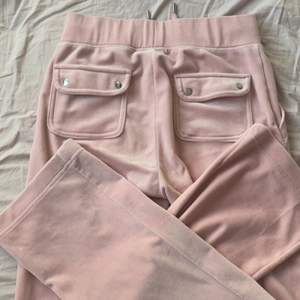 Säljer dessa fina rosa juicy couture byxor i storlek XS, de är nyskick då jag inte använt de mer än 5 gånger och har inga defekter! Säljer de pågrund av att de inte kommer till användning! 