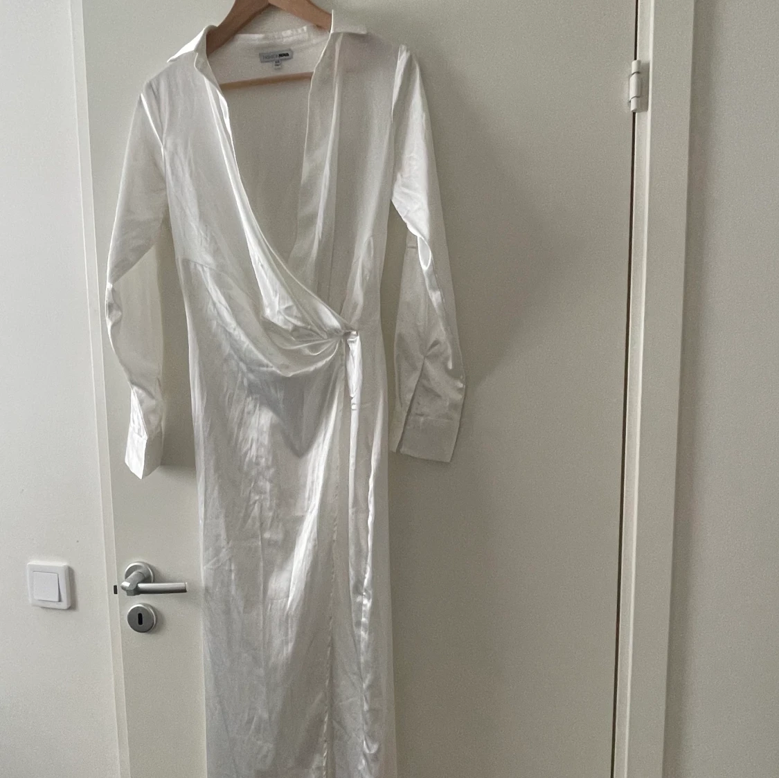 Vit sidenklänning klänning slits satin siden XS långärmad - 90