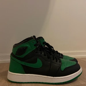 Air Jordan 1- Retro High Pine green - Äkta Jordans köpta för ungefär 1 år sedan. De är använda men är fortfarande i mycket bra skick. Köpta för 3400 kr men säljer för 1500 kr. 