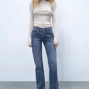Zara jeans gråa🖤 - Säljer dessa super snygga jeansen från zara! Första bilden är samma modell fast en annan färg! 🖤 Har använt få gånger, men har lite slitningar längst ner men inget som förstör byxorna!