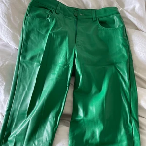 Gröna ”skinnbyxor” - Använda 2 gånger, så coola💚💚. Köparen betalar frakt. 